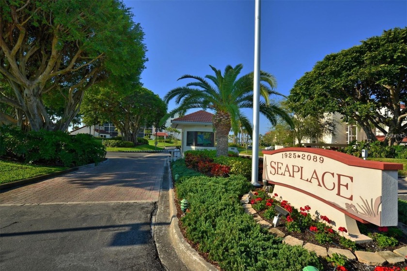 Gorgeous Inside! This striking contemporary renovated 3 bedroom - Beach Condo for sale in Longboat Key, Florida on Beachhouse.com