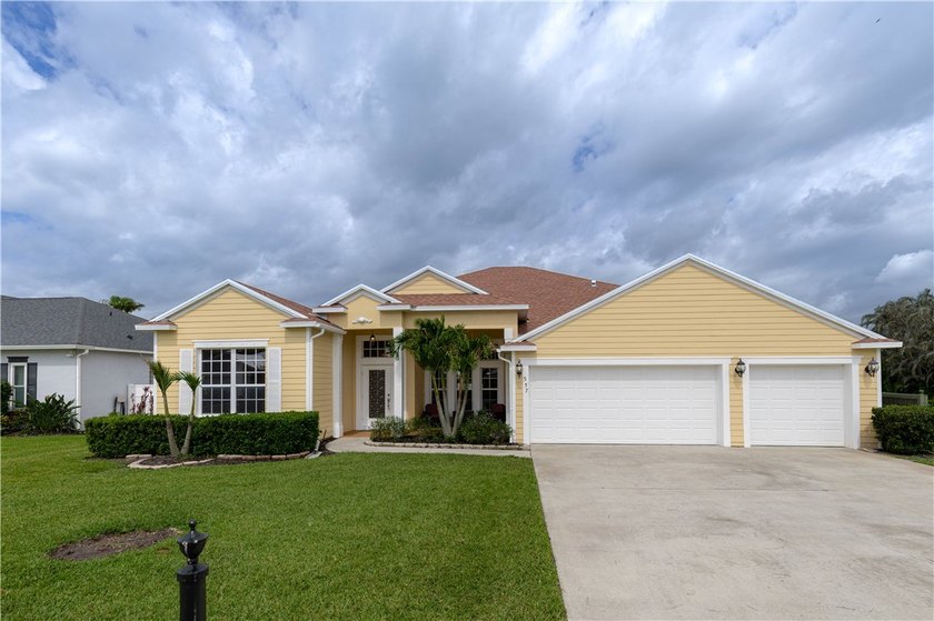 METICULOUSLY MAINTAINED, LIGHT & BRIGHT, 3/2 WITH DEN/OFFICE. 3 - Beach Home for sale in Vero Beach, Florida on Beachhouse.com