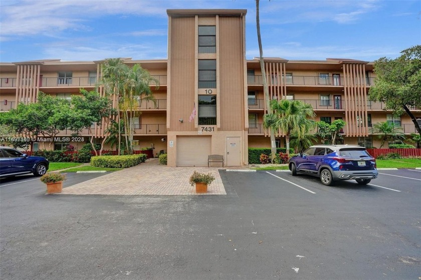 Welcome home to this spacious top floor Condo w/ beautiful water - Beach Condo for sale in Margate, Florida on Beachhouse.com