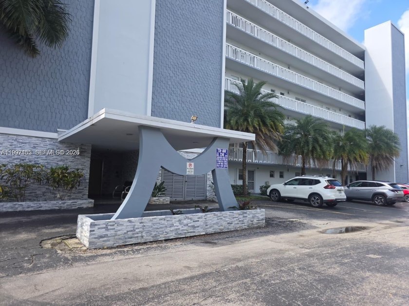 --Motivated seller! Cash only. Beautiful and well-kept 1 bedroom - Beach Condo for sale in Hallandale Beach, Florida on Beachhouse.com