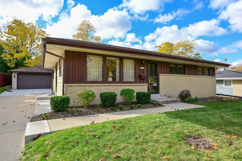 Cute & quaint pocket of MKE home to this lovingly cared for - Beach Home for sale in Milwaukee, Wisconsin on Beachhouse.com