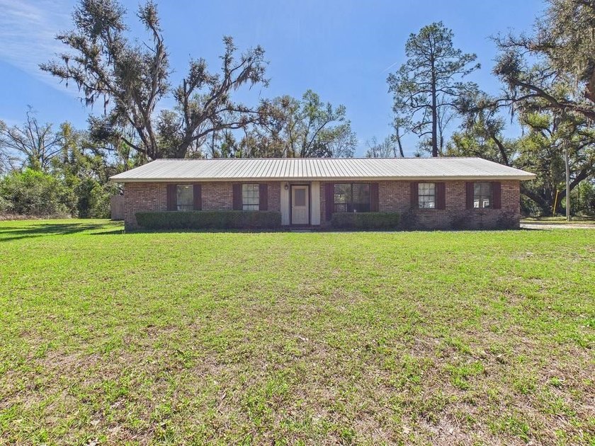 Welcome to 1947 Taylor Dr, Perry, FL 32348 - a well-maintained 2 - Beach Home for sale in Perry, Florida on Beachhouse.com