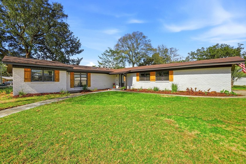 YOUR DREAM HOME awaits in the desirable Kenwood neighborhood - Beach Home for sale in Fort Walton Beach, Florida on Beachhouse.com