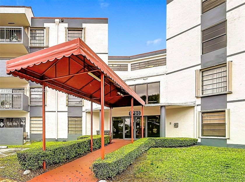 SPACIOUS AND BRIGHT UNIT WITH THE POTENTIAL TO MAKE IT YOUR OWN! - Beach Condo for sale in Miami, Florida on Beachhouse.com