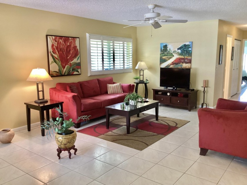 Rarely available 2-bed/2-bath end unit villa (1200 living sq - Beach Home for sale in Delray Beach, Florida on Beachhouse.com