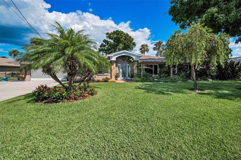 A hidden gem!  Paradise Found on Lake Tarpon! Prepare to be - Beach Home for sale in Tarpon Springs, Florida on Beachhouse.com