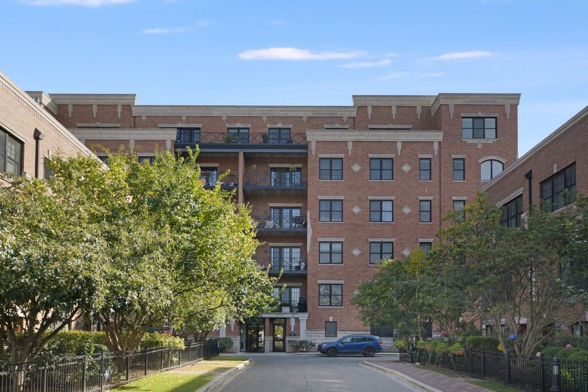 STUNNING 2-BED, 2-BATH CONDO IN DESIRABLE WEST LAKEVIEW/LOGAN - Beach Home for sale in Chicago, Illinois on Beachhouse.com