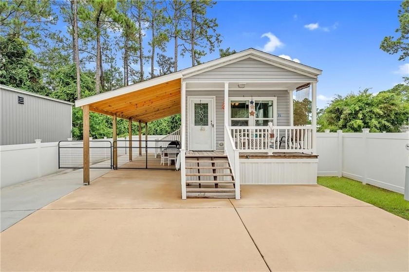 Fall in love with this adorable one-bedroom, one-bath cottage - Beach Home for sale in Lillian, AL on Beachhouse.com