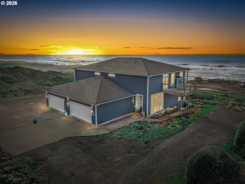 Enjoy the beauty of the Pacific from this oceanfront residence - Beach Townhome/Townhouse for sale in Yachats, Oregon on Beachhouse.com