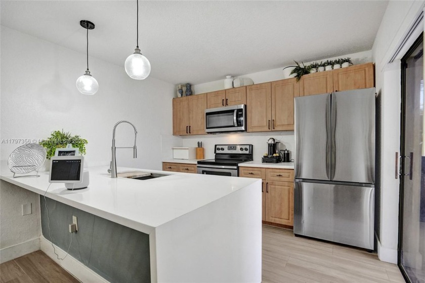 Come view this stunning 3 bedroom 2 1/2 bathroom updated - Beach Townhome/Townhouse for sale in Davie, Florida on Beachhouse.com