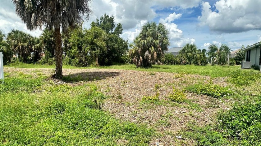 Discover the perfect location to build your dream home in - Beach Lot for sale in Rotonda West, Florida on Beachhouse.com