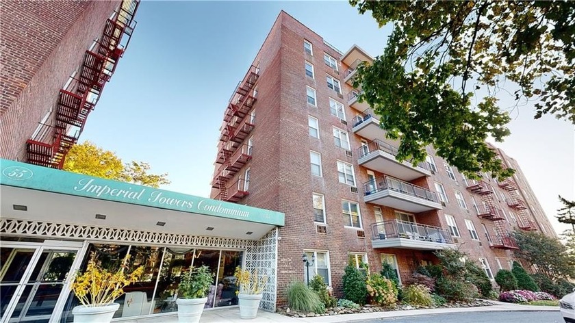 Beautifully updated 2-bedroom, 2-bath condo overlooking the pool - Beach Condo for sale in Staten  Island, New York on Beachhouse.com