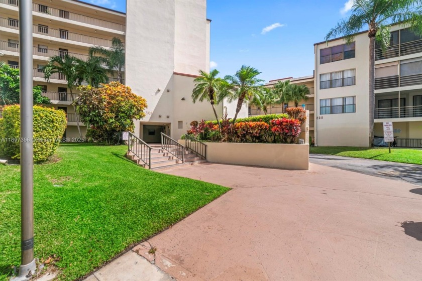 Beautiful and Spacious Condo in Pompano Beach! This lovely unit - Beach Condo for sale in Pompano Beach, Florida on Beachhouse.com