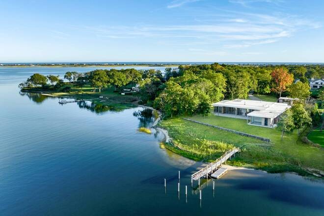 Welcome to 27 Bay Road. Enjoy high-end modern design, easy - Beach Home for sale in Quogue, New York on Beachhouse.com