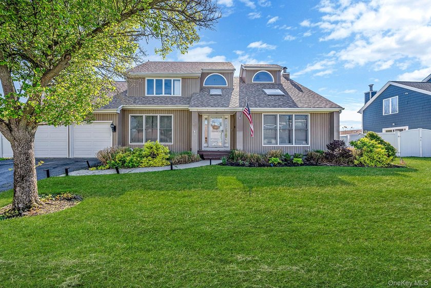 This is a rare opportunity to own a home on Anthony Drive, one - Beach Home for sale in Lindenhurst, New York on Beachhouse.com