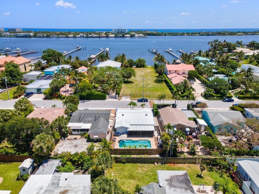 Intracoastal breezes in this Lake Worth Beach bungalow! CBS - Beach Home for sale in Lake Worth Beach, Florida on Beachhouse.com