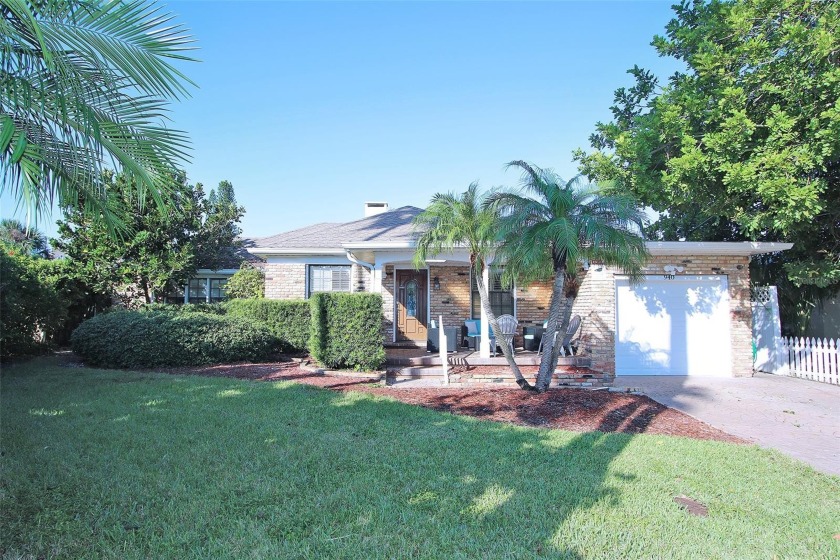 LEGALLY GRANDFATHERED WEEKLY RENTAL with strong documented - Beach Home for sale in Clearwater, Florida on Beachhouse.com