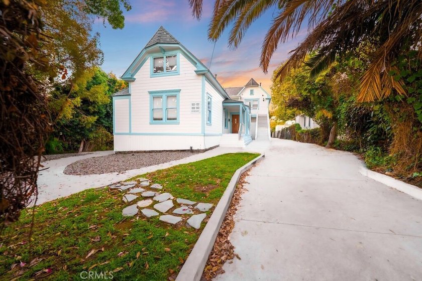 Fabulous 4-unit building in the heart of downtown Ventura. This - Beach Apartment for sale in Ventura, California on Beachhouse.com