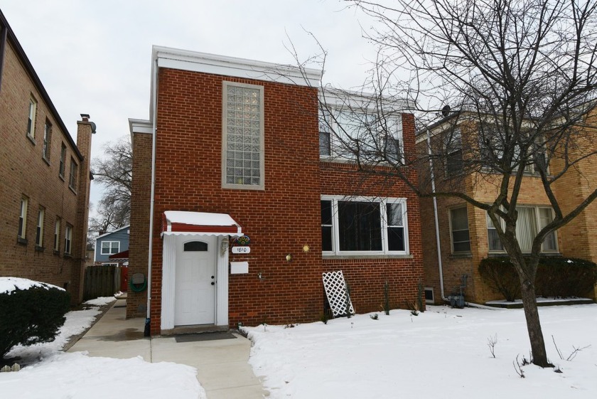 All brick building just a mile and a half from Lake Michigan - Beach Home for sale in Evanston, Illinois on Beachhouse.com