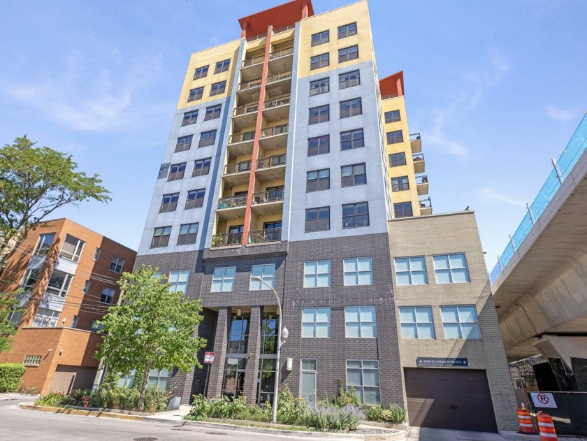 Top floor living with 15 ft soaring ceilngs, redone baths - Beach Home for sale in Chicago, Illinois on Beachhouse.com