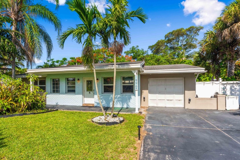 Discover this delightful 3-bedroom, 2-bathroom home with a 1-car - Beach Home for sale in Jupiter, Florida on Beachhouse.com