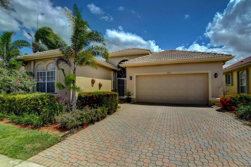 Well maintained home located in beautiful and conveniently - Beach Home for sale in Boynton Beach, Florida on Beachhouse.com