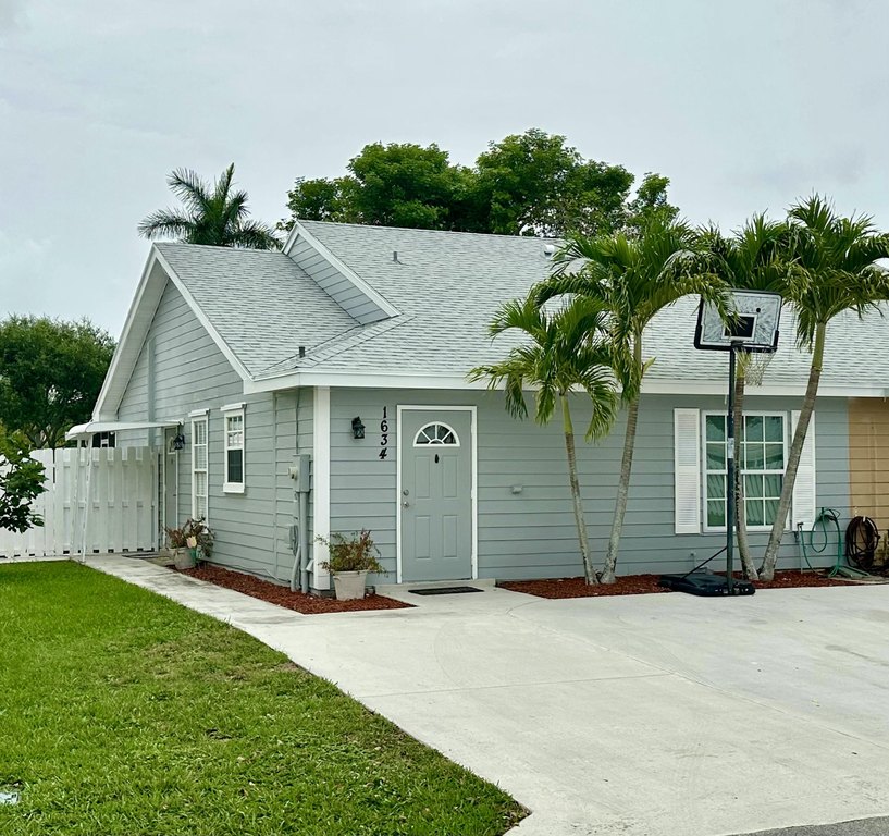 This spacious townhouse features a bright and open floor plan - Beach Home for sale in West Palm Beach, Florida on Beachhouse.com