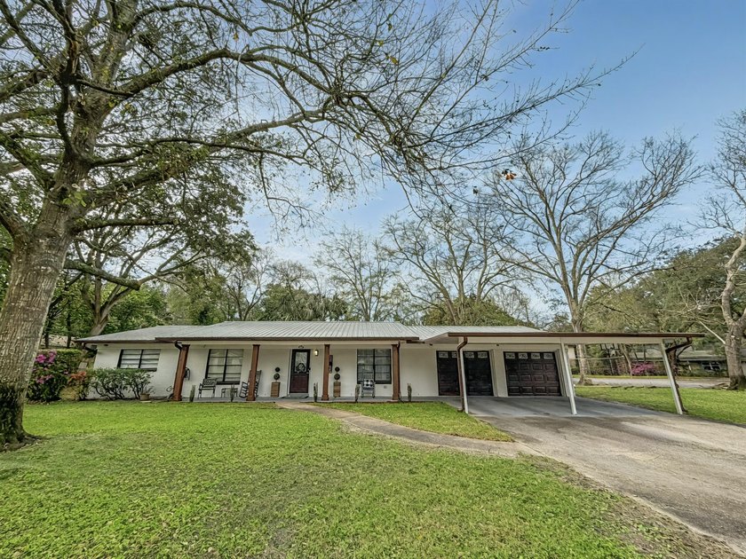 This beautiful CORNER lot home featuring 3 bedrooms, 2 bathrooms - Beach Home for sale in Fort Walton Beach, Florida on Beachhouse.com