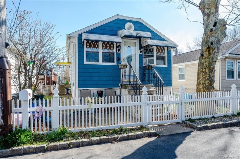 Tucked away within Silver Beach Gardens, this charming 1-bed - Beach Home for sale in Bronx, New York on Beachhouse.com
