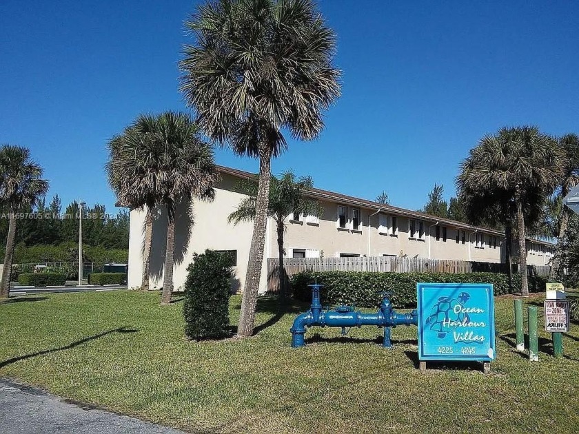 Don't miss your chance to live on an island! If you've always - Beach Townhome/Townhouse for sale in Hutchinson Island, Florida on Beachhouse.com