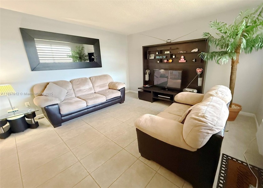 Beautifully updated 1BD/1BA condo on the 2nd floor at Mar-Len - Beach Condo for sale in Miami, Florida on Beachhouse.com