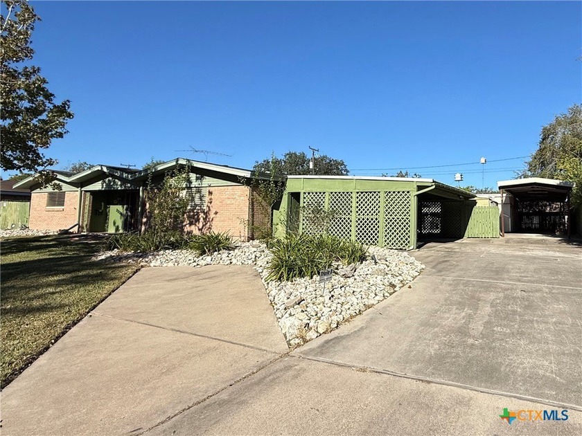 3 bedrooms, 2.5 bath home with a 2-car carport and an oversized - Beach Home for sale in Port Lavaca, Texas on Beachhouse.com