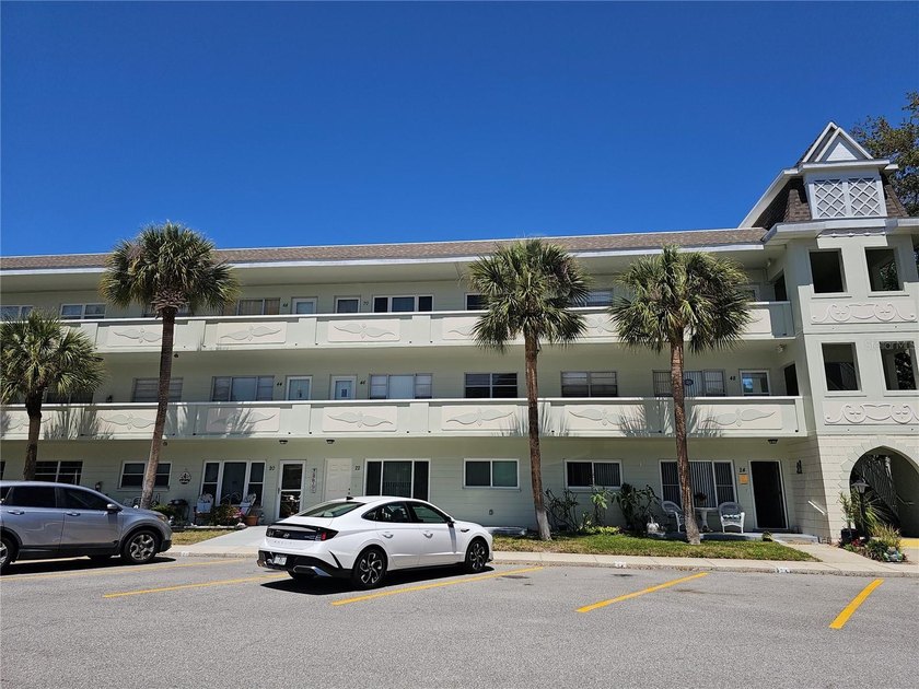 Come and see this bright, well-kept 2-bedroom, 2-bathroom unit - Beach Condo for sale in Clearwater, Florida on Beachhouse.com