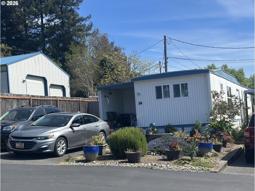 This home nestled in a 55+ park in the Harbor Hills is perfect - Beach Home for sale in Brookings, Oregon on Beachhouse.com