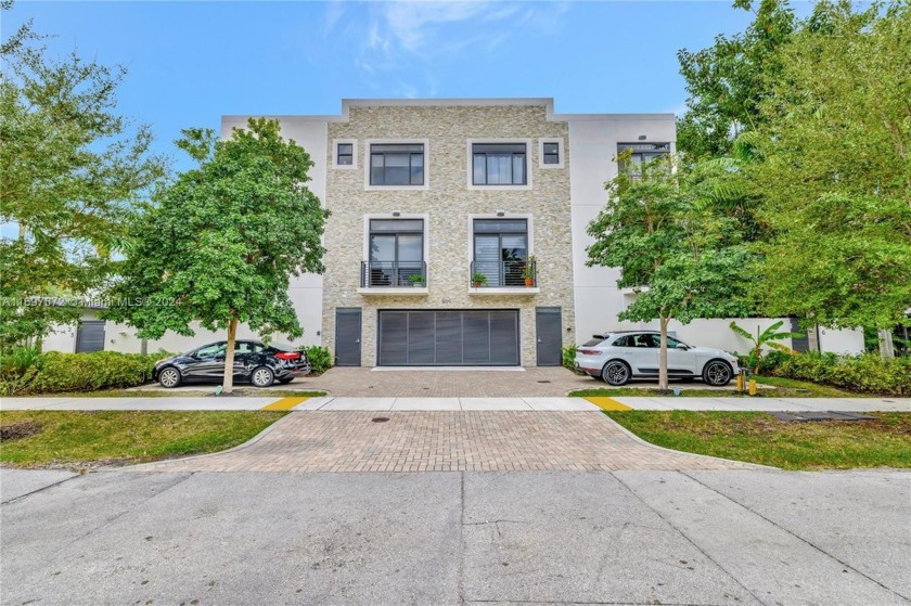 Private, gated retreat in prime Victoria Park location - Beach Townhome/Townhouse for sale in Fort Lauderdale, Florida on Beachhouse.com