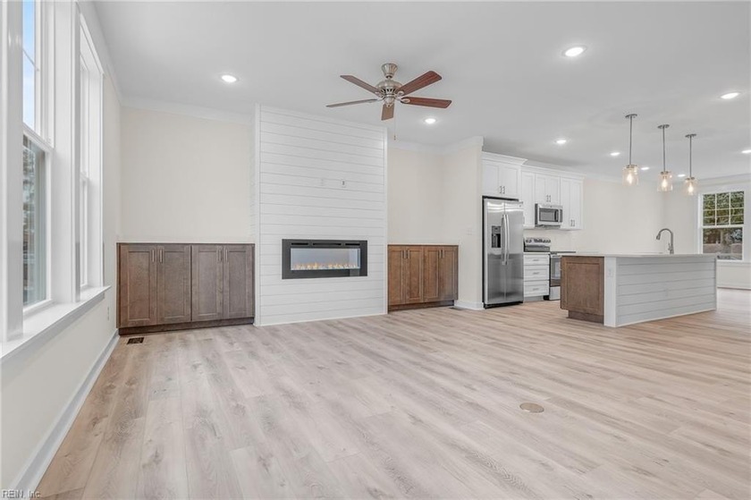 Townhome w/2-car garage, fenced front yard w/gate to multi trail - Beach Home for sale in Chesapeake, Virginia on Beachhouse.com