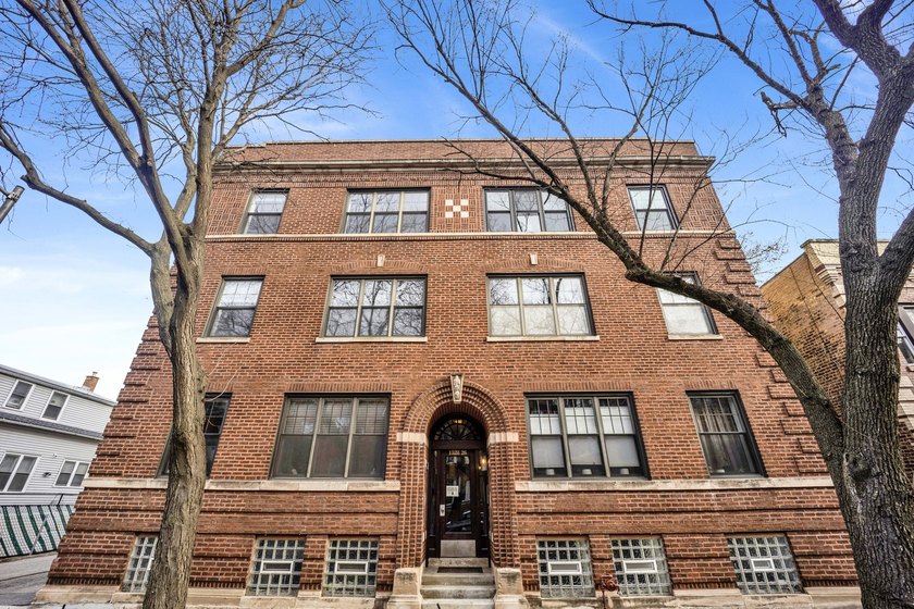 This 2-bedroom, 1-bath condo with a versatile den offers over 1 - Beach Condo for sale in Chicago, Illinois on Beachhouse.com