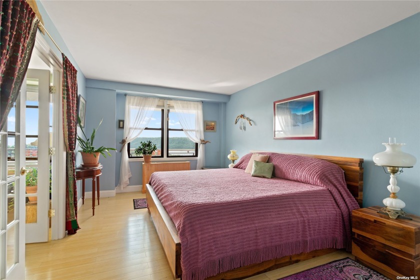AN AMAZING PRICE, $695k, FOR THIS LARGE, BEAUTIFUL 3 BED!  BEST - Beach Apartment for sale in Bronx, New York on Beachhouse.com
