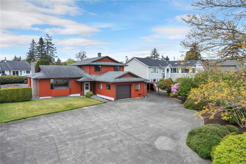 Ocean view, 4 bed, 3 bath, split-level home on a large 0.28 acre - Beach Home for sale in Campbell River,  on Beachhouse.com