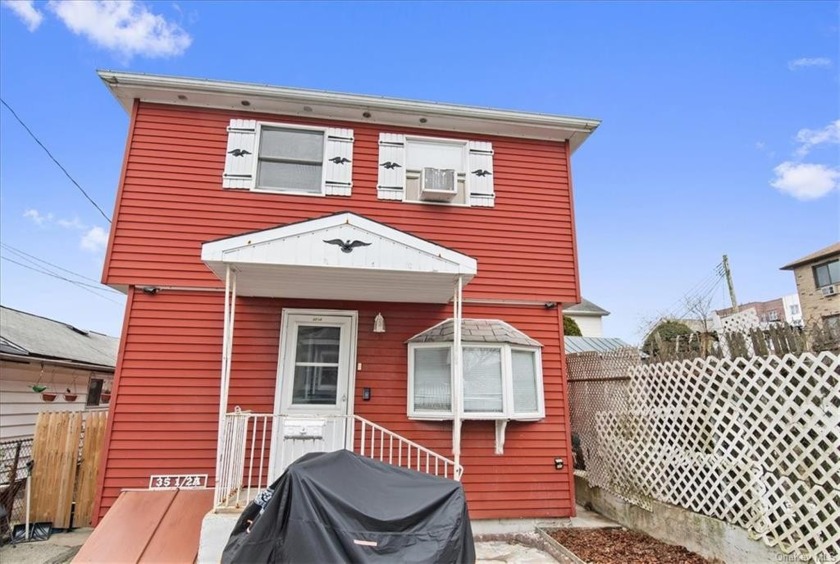Move right in to this turnkey 3 bedroom, 3 full bath co-op - Beach Home for sale in Bronx, New York on Beachhouse.com