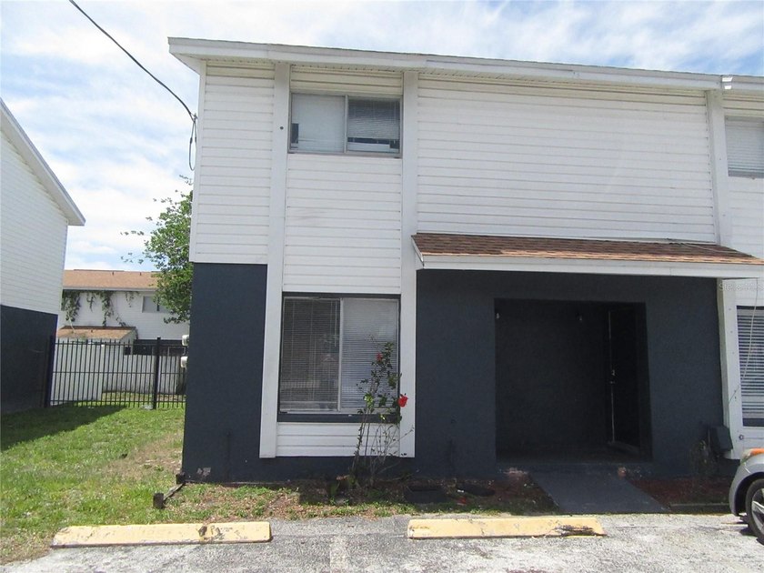 Welcome to this charming two-story end-unit townhome in the - Beach Townhome/Townhouse for sale in Tampa, Florida on Beachhouse.com