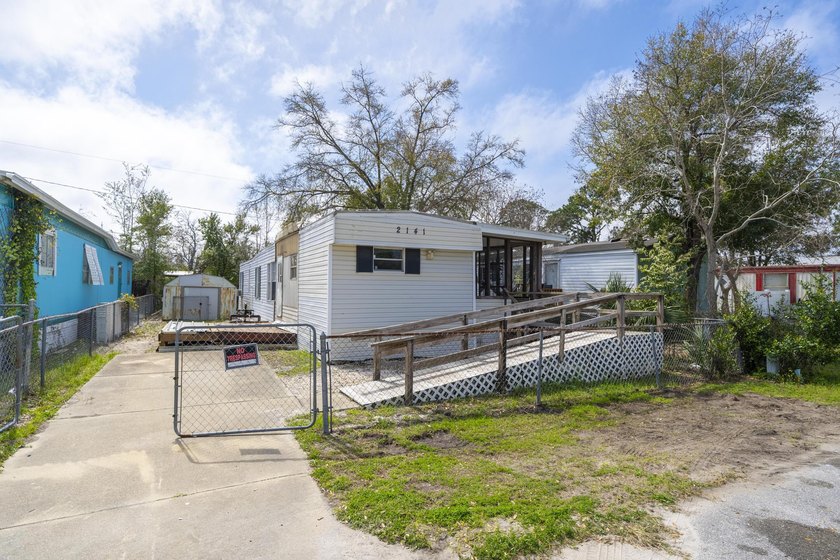 2 bedroom, 1 bath single-wide mobile home located in the center - Beach Home for sale in Panama City, Florida on Beachhouse.com