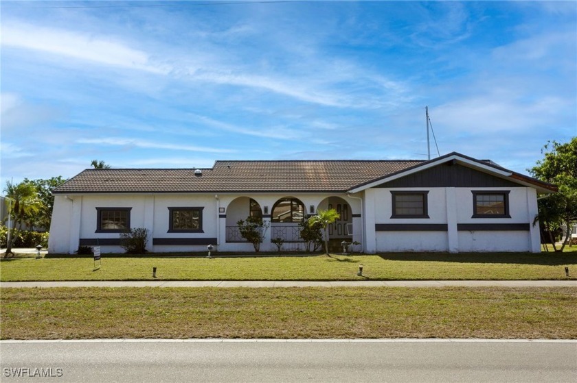 This single-family home offers incredible potential for those - Beach Home for sale in Punta Gorda, Florida on Beachhouse.com