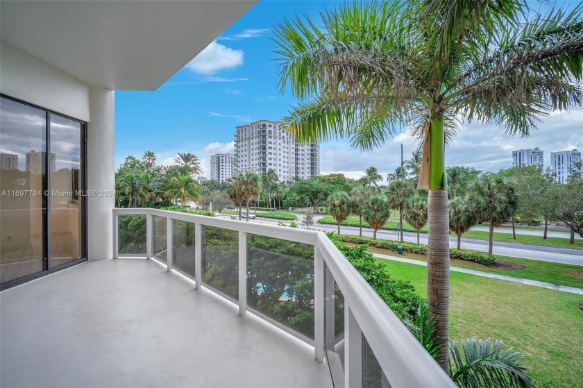 Stunning remodeled unit with golf views! Experience modern - Beach Condo for sale in Aventura, Florida on Beachhouse.com