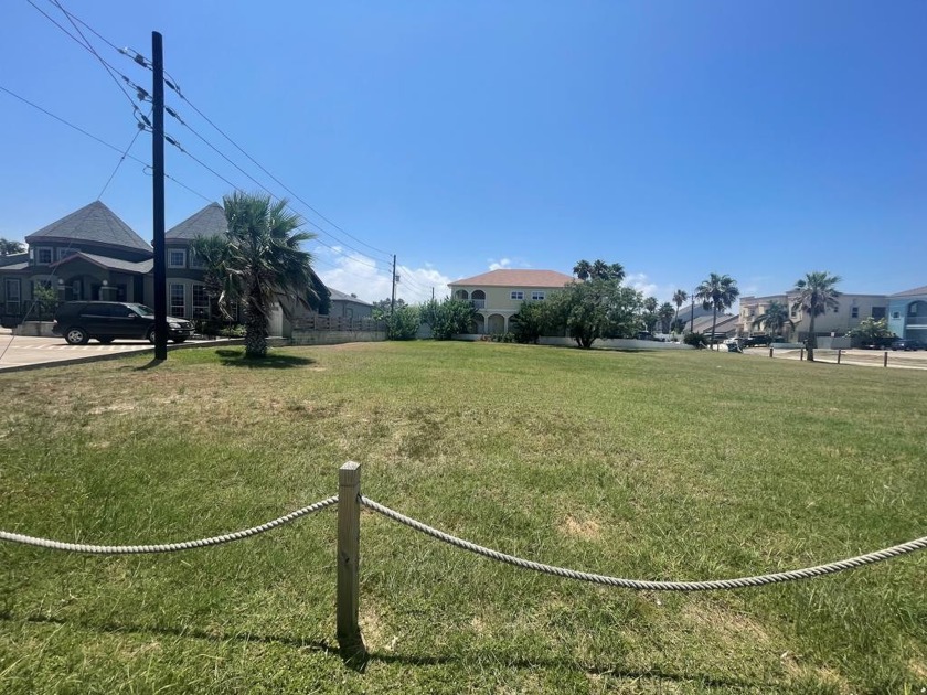 Perfectly located lot right next to Paragraphs and the lot to - Beach Commercial for sale in South Padre Island, Texas on Beachhouse.com