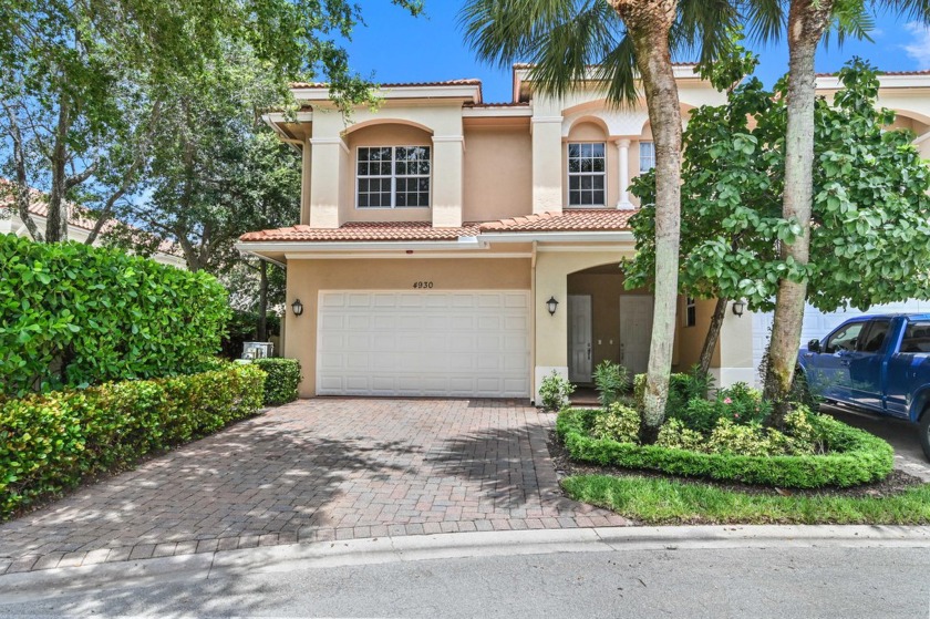 Welcome to this stunning two-level end-unit townhouse, boasting - Beach Townhome/Townhouse for sale in Palm Beach Gardens, Florida on Beachhouse.com