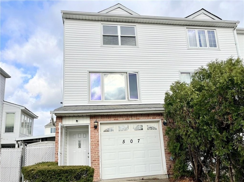 Prime Dongan Hills. Semi-detached single-family 3 bedrooms home - Beach Home for sale in Staten  Island, New York on Beachhouse.com