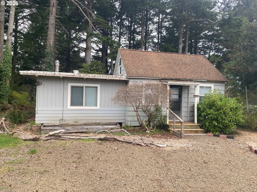 2 bedroom cottage with a bonus room. Newer vinyl flooring and a - Beach Condo for sale in Gleneden Beach, Oregon on Beachhouse.com