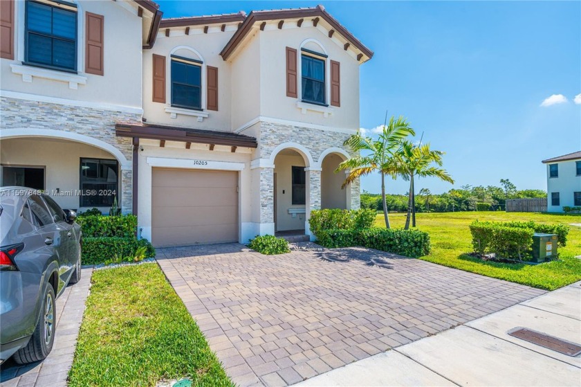 Welcome to this stunning 3-bedroom, 2.5-bathroom, 2-story corner - Beach Townhome/Townhouse for sale in Miami, Florida on Beachhouse.com