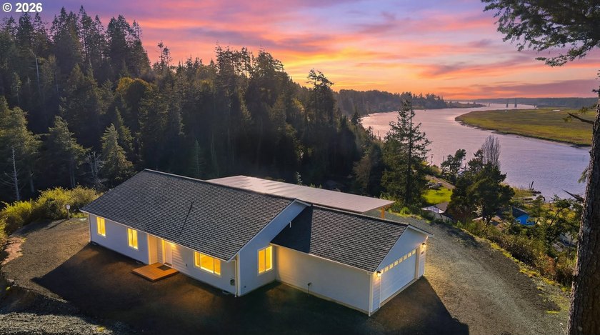 Don't miss out on your chance to steal this one of a kind - Beach Home for sale in Bandon, Oregon on Beachhouse.com